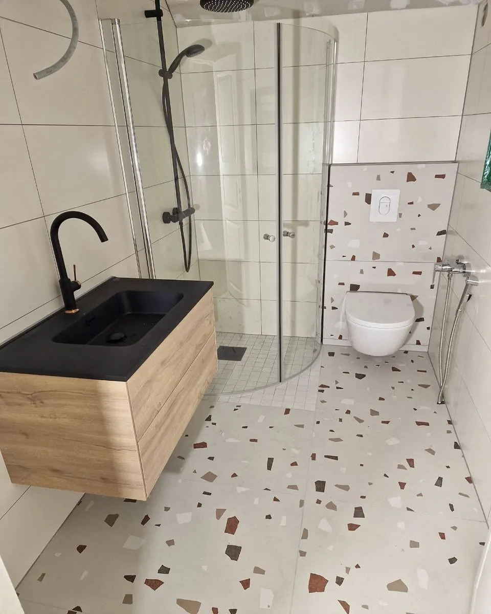 Ferdig flislagt bad med moderne innredning